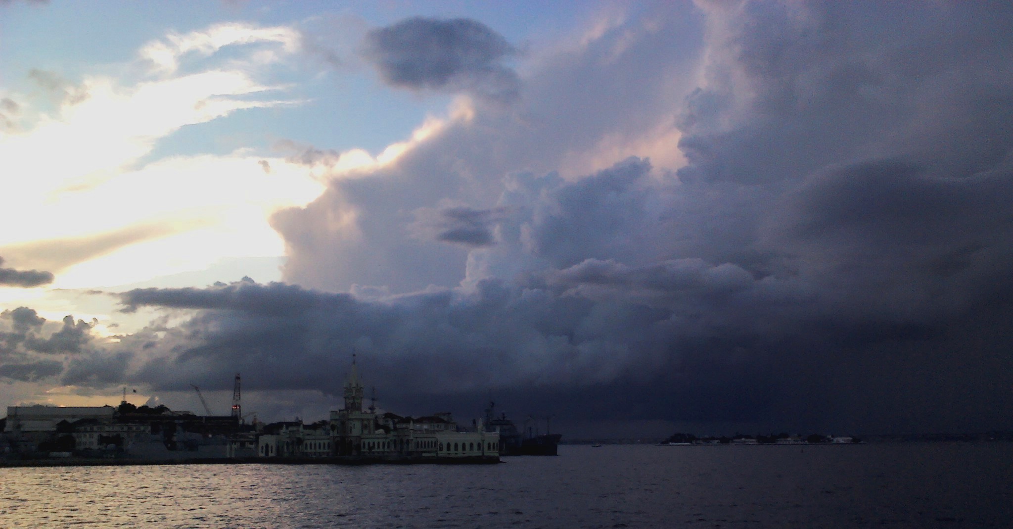 Nuvens carregadas sobre a Baía de Guanabara, no Rio de Janeiro