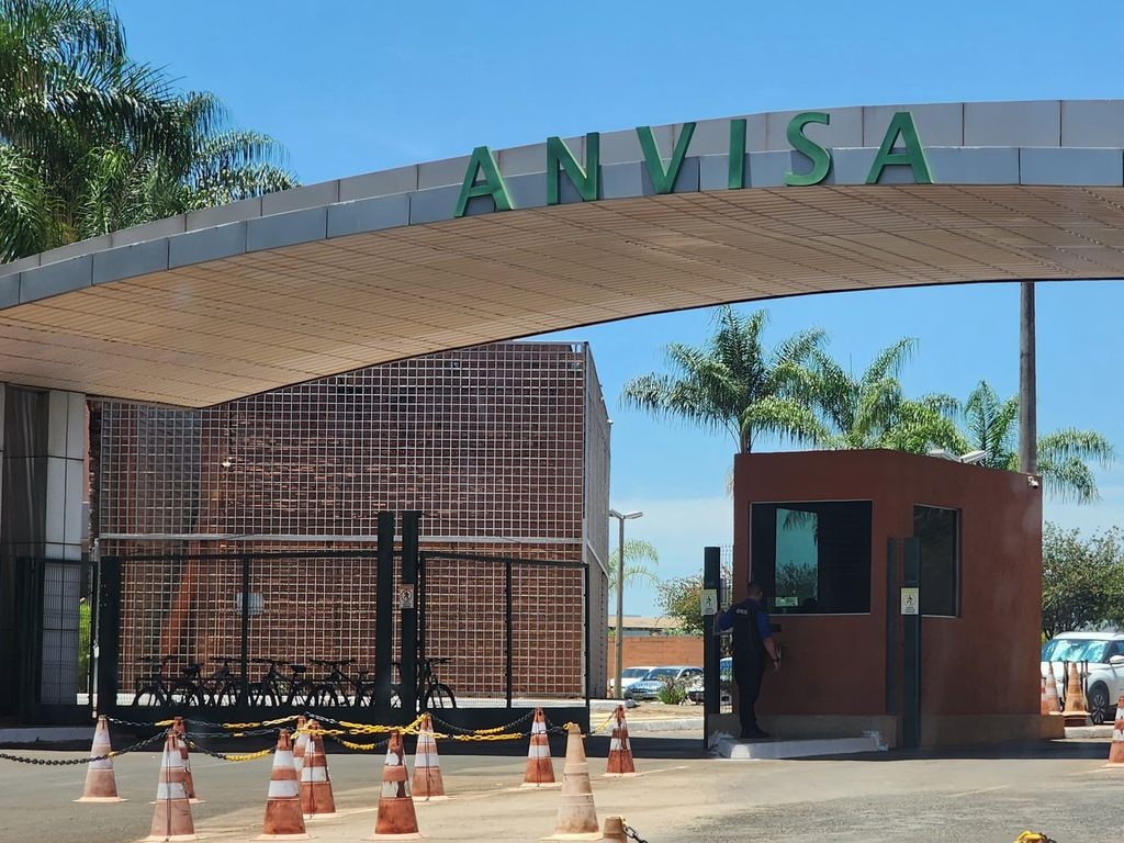 Fachada da sede da Anvisa, em fotografia real de arquivo