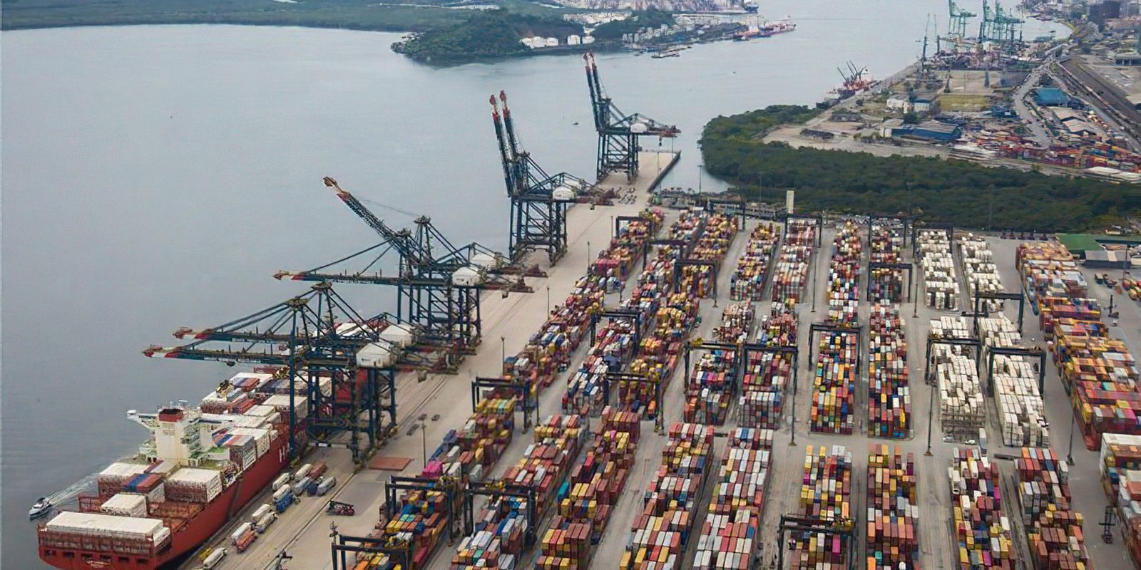 Porto de Santos em fotografia aérea real
