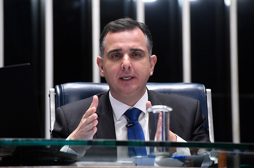Rodrigo Pacheco conduz sessão no Senado Federal, em fotografia real de arquivo