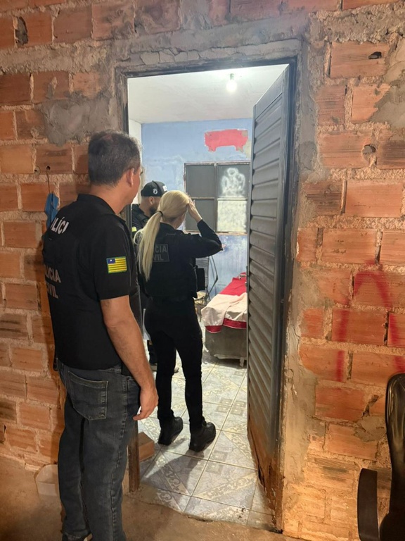 Agentes durante cumprimento de mandado da Operação Proteção Integral V
